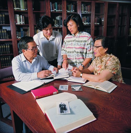 familia mirando libros