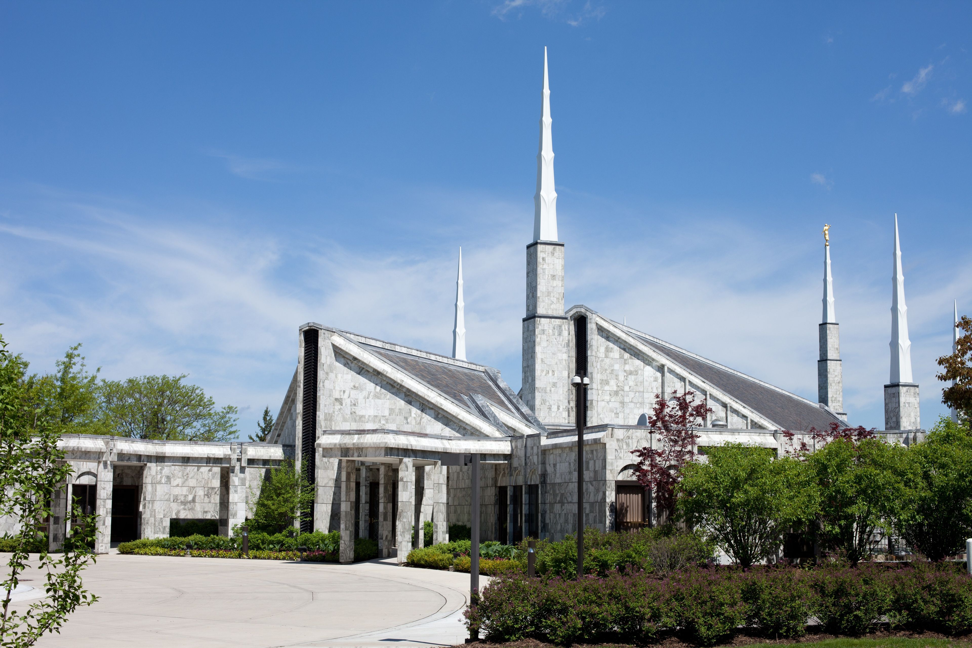 An exterior view of the Chicago Illinois Temple.