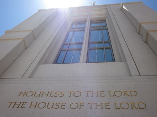 The inscription on The Gila Valley Arizona Temple, “Holiness to the Lord: The House of the Lord.”