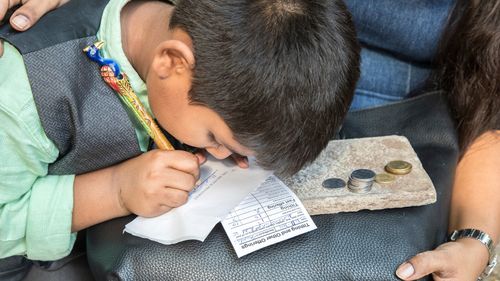 child paying tithing