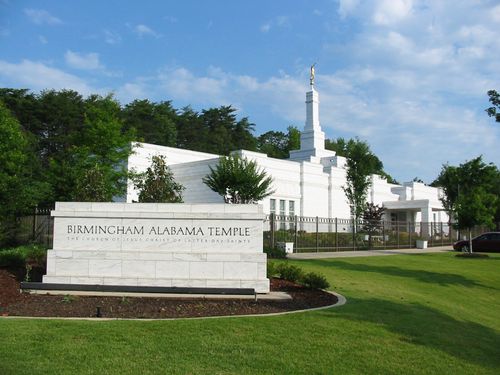 The granite sign on the grounds of the Birmingham Alabama Temple that says, “Birmingham Alabama Temple: The Church of Jesus Christ of Latter-day Saints.”