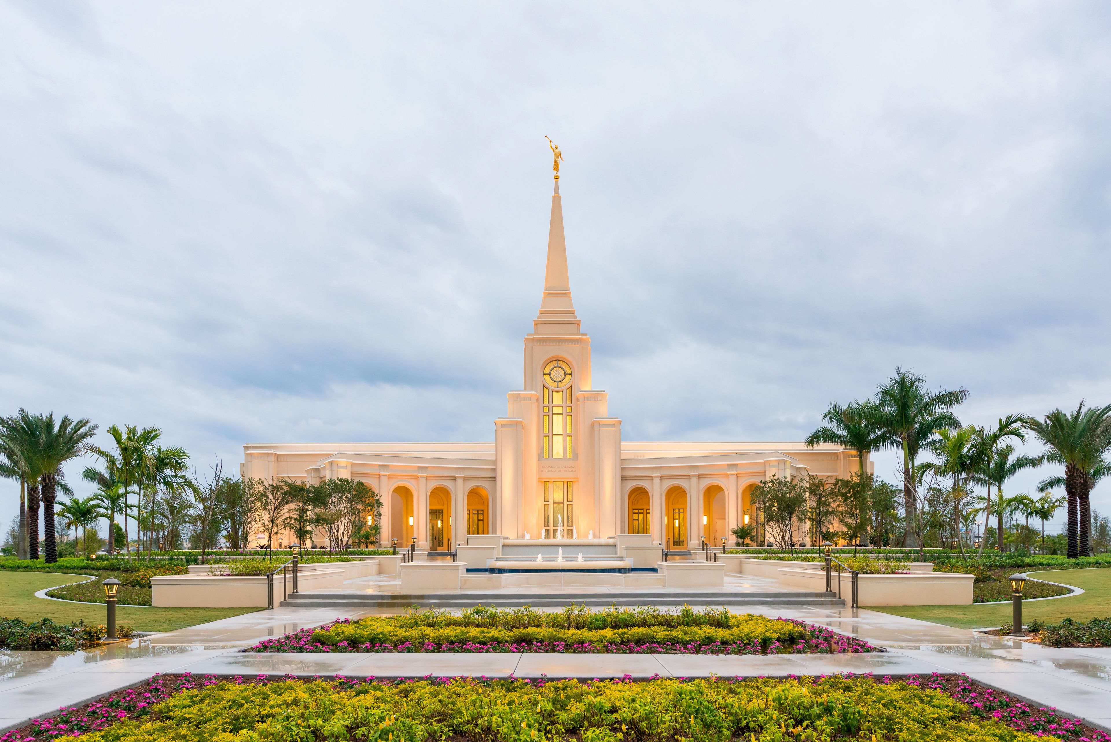 An exterior view of the Fort Lauderdale Florida Temple in the early evening.