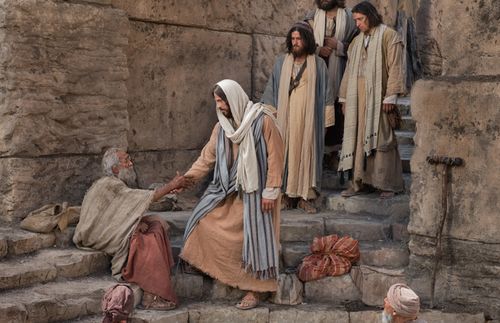 Jesus räcker handen till en man med funktionsnedsättning