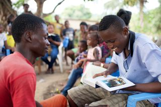 Læser skrifterne i Afrika