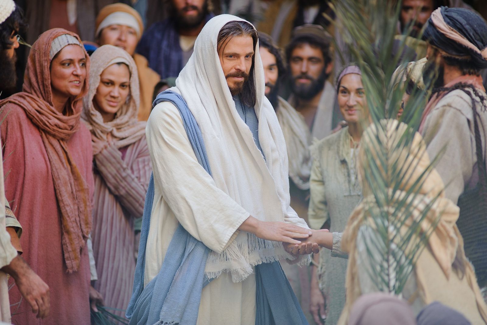 Los seguidores de Cristo agitan hojas de palma cuando Jesús entra en Jerusalén.
