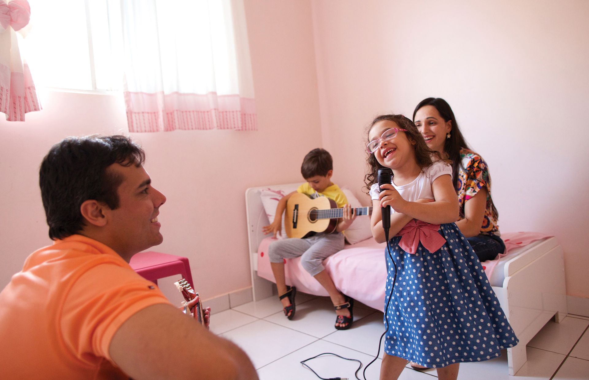 慕里洛和凱莉喜歡與孩子們共度時光。他們的女兒在慕里洛和兒子的吉他伴奏聲中高歌。