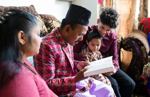 Uma família a ler junta