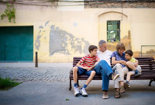 famille assise sur un banc