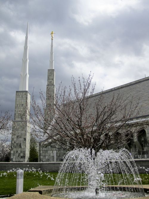 A water fountain on the grounds of the Boise Idaho Temple, with the temple spires in the background.