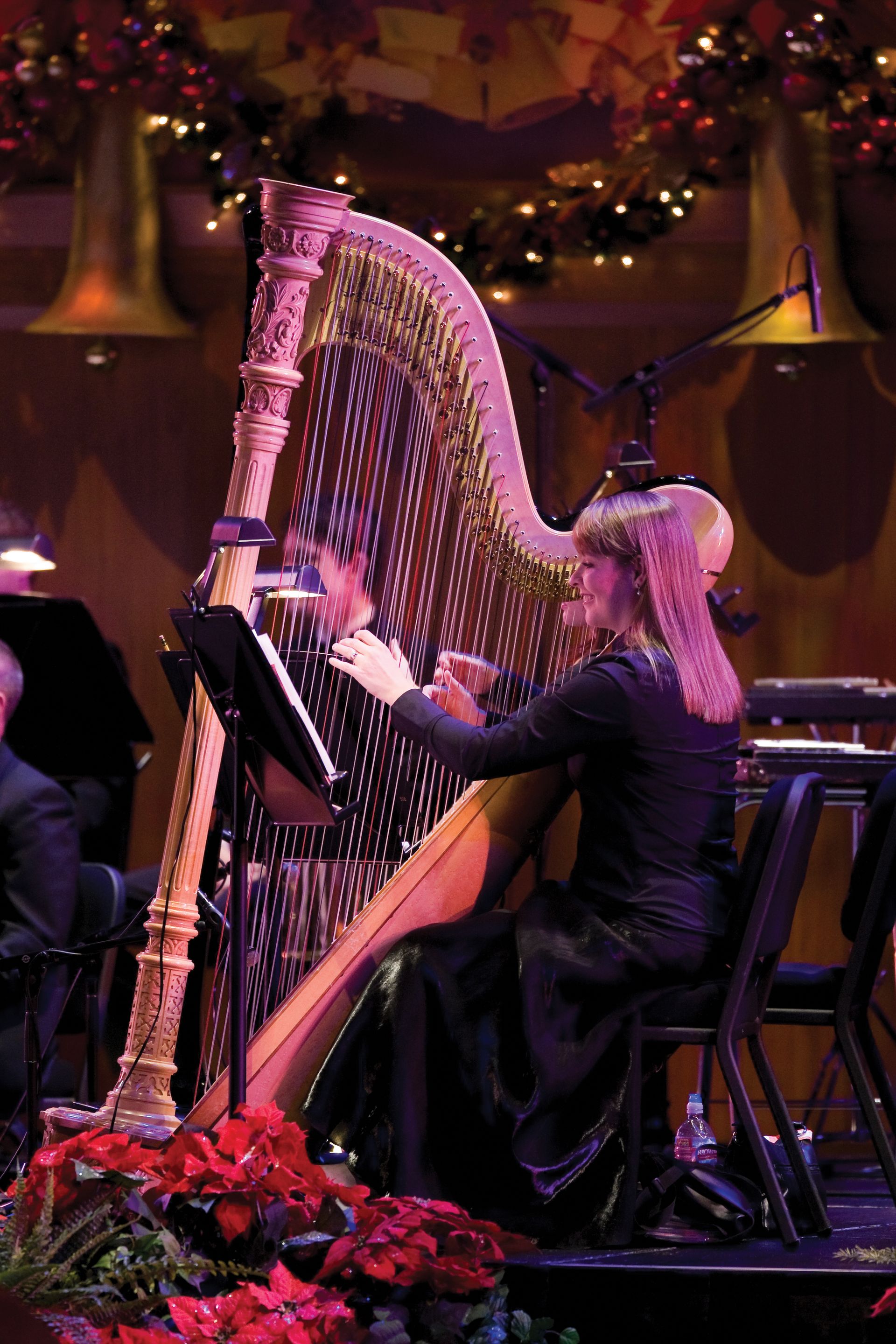 A woman playing a harp at the Christmas concert in 2008.