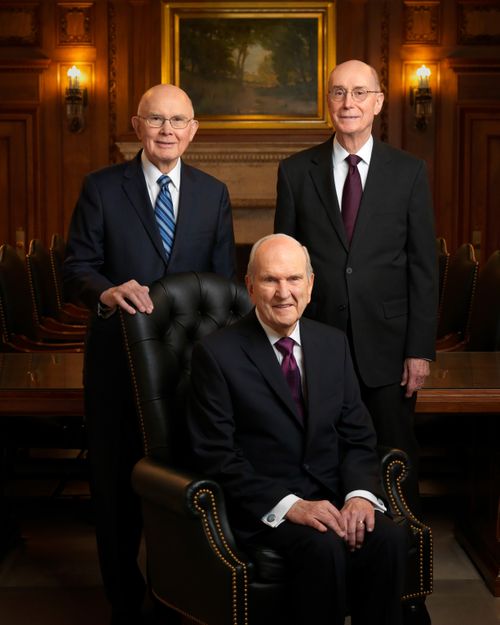 Officiële groepsfoto van het Eerste Presidium.
