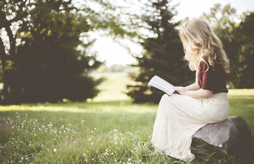 nainen lukemassa pyhiä kirjoituksia