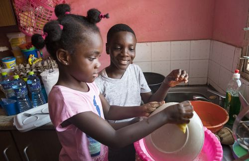 children washing dishes