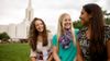 femmes devant un temple