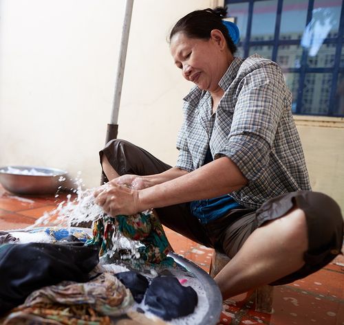 una mujer lavando ropa