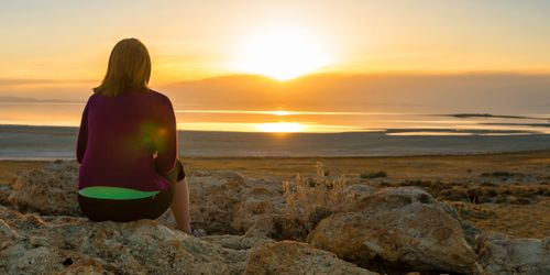 Una mujer contemplando el atardecer