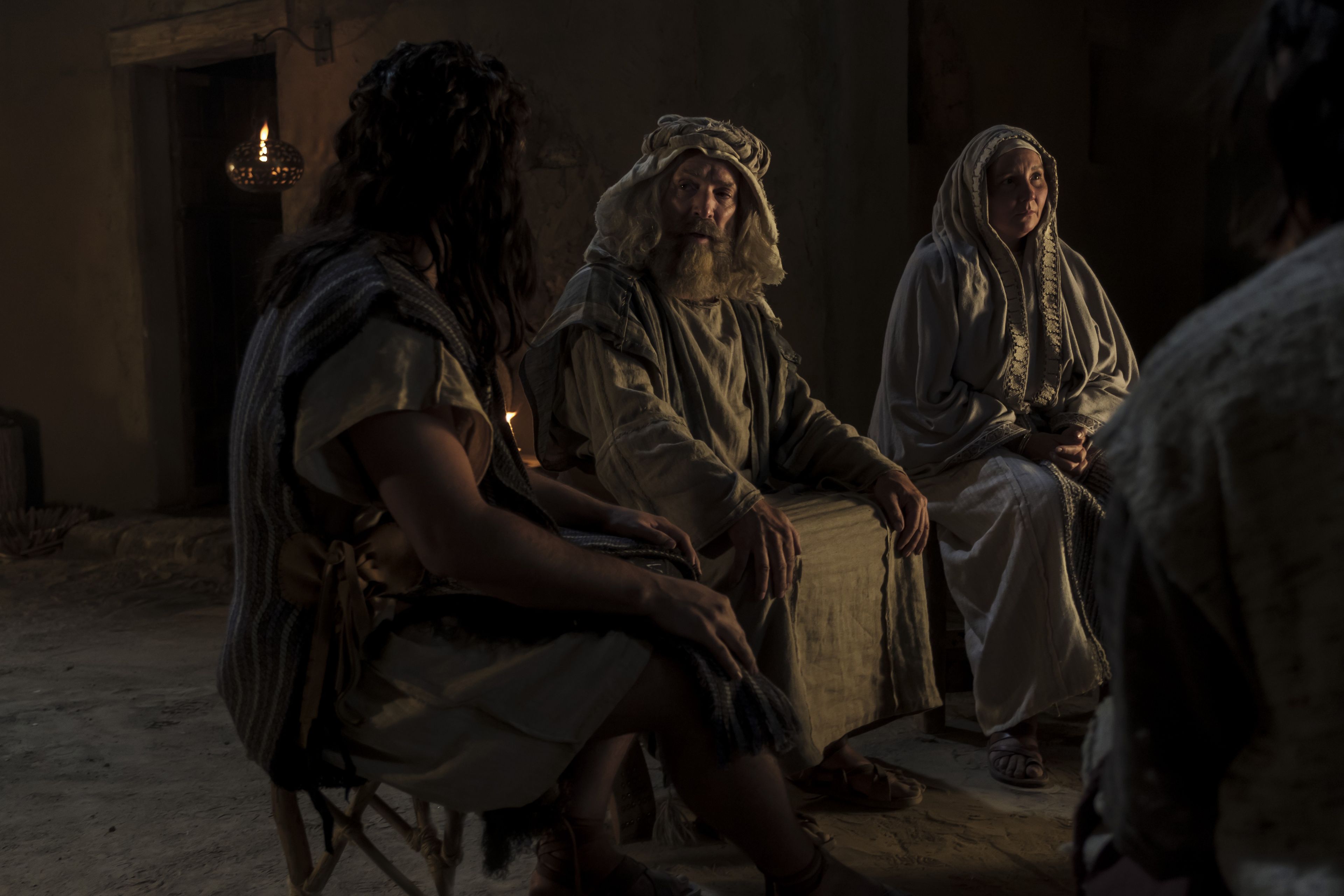 Легий учит свою семью в их доме в Иерусалиме.