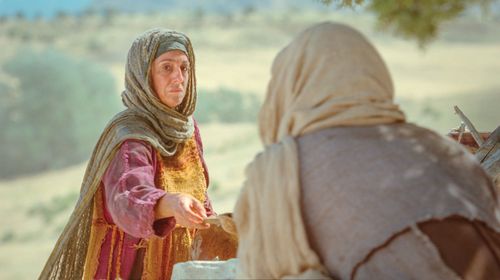 John 4:5–29, The Samaritan woman gives Jesus drink