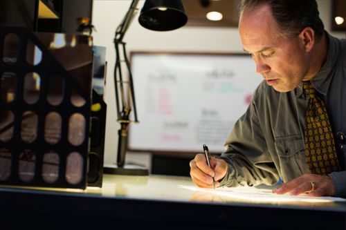 homme travaillant à un bureau