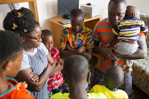 famiglia che prega in Ghana