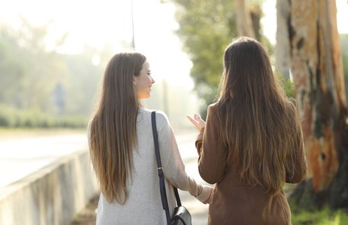 deux femmes discutent ensemble dans un parc