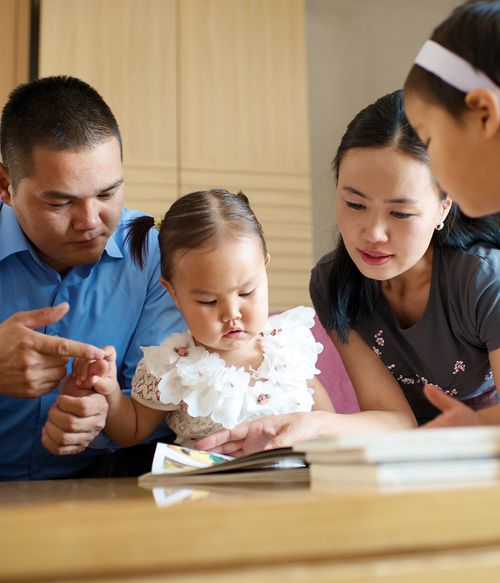 Unos padres enseñan a sus hijos pequeños