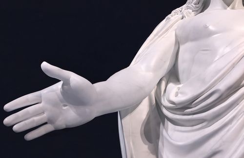 Die Hand des Erretters, wie sie an der Christus-Statue dargestellt ist