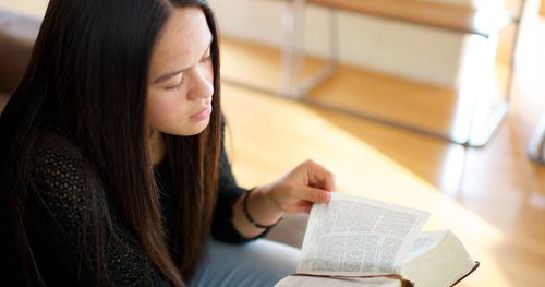 Madre y jovencita en Nueva Zelanda están sentadas leyendo las Escrituras. También fotos de una mujer meditando.