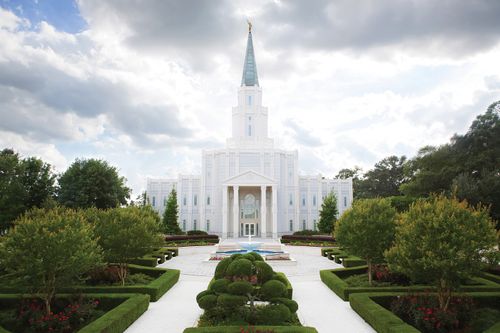 A photograph of the exterior of the Houston Texas Temple with a fountain in the foreground.