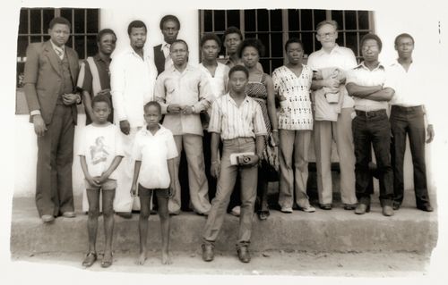 Michael Samura com outros membros do primeiro grupo em Serra Leoa