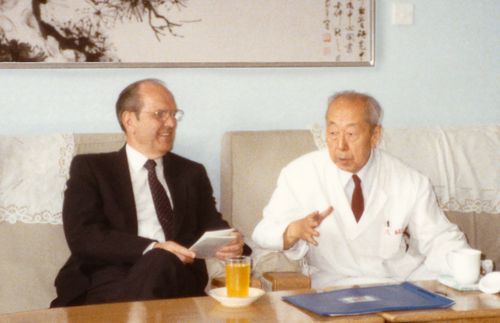 Dr. Russell M. Nelson bersama Dr. Wu Yingkai