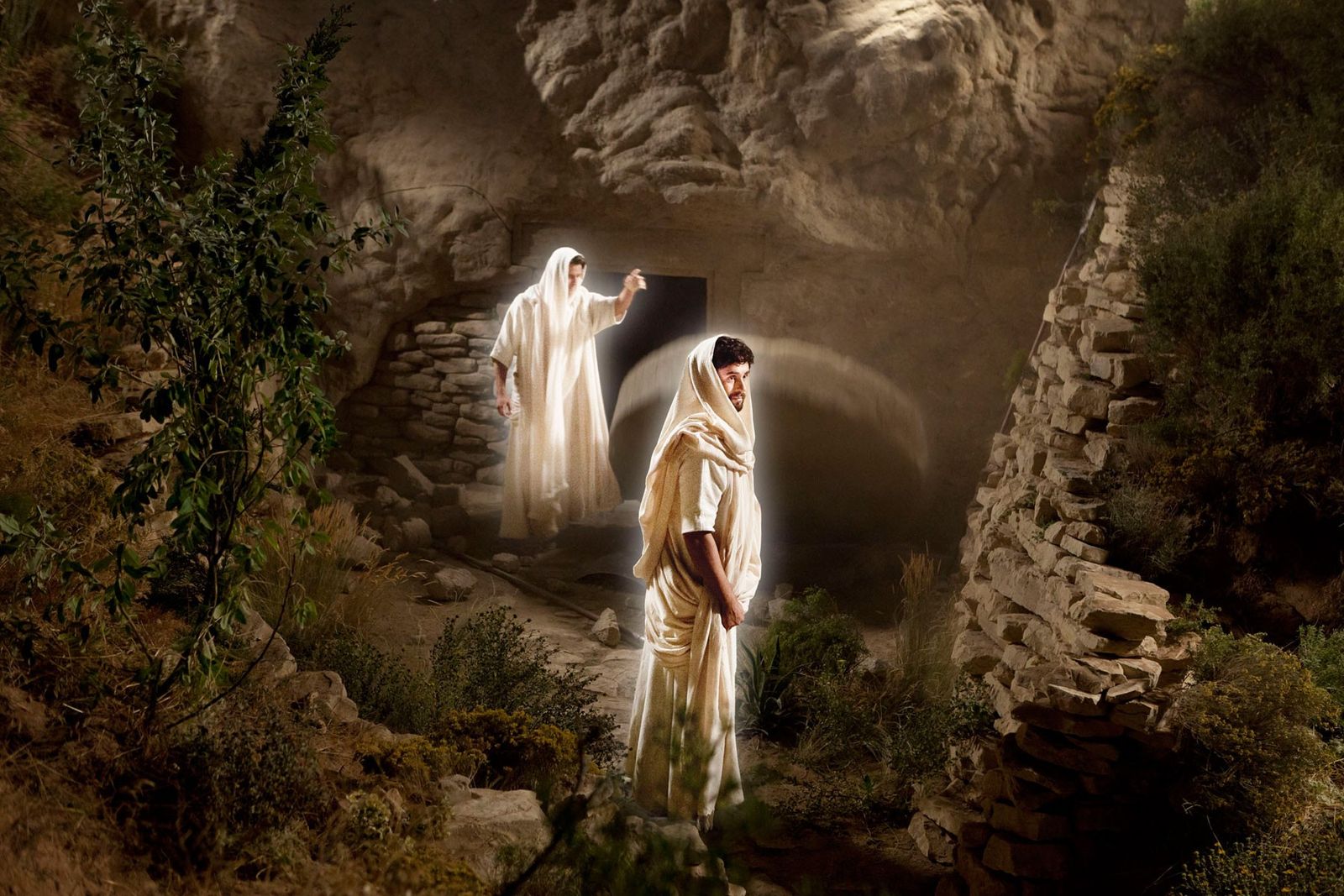 Descienden ángeles y abren el sepulcro donde yace el cuerpo de Cristo.