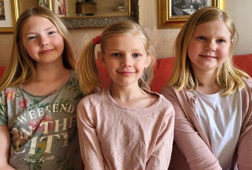 Linnea Saffer, Cecilia Saffer, and Felicia Saffer take a photo together.