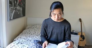 en ung kvinde læser i skriften