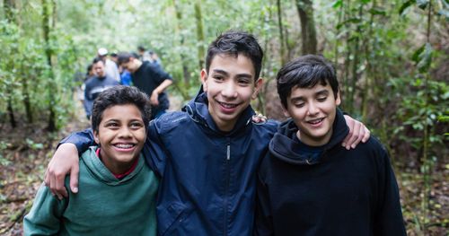 Hombres jóvenes en una caminata por un bosque