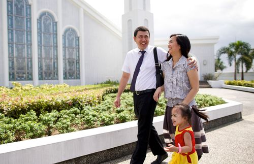 famiglia che cammina fuori dal tempio