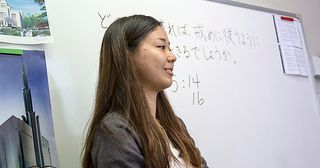 una mujer enseñando una clase