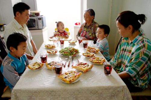 família à mesa do jantar