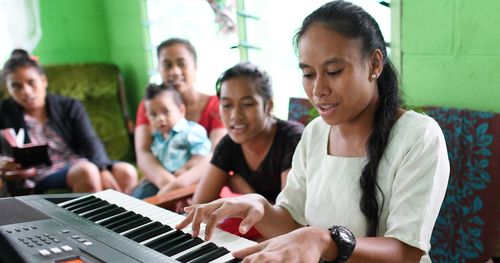 Mujer joven tocando el piano