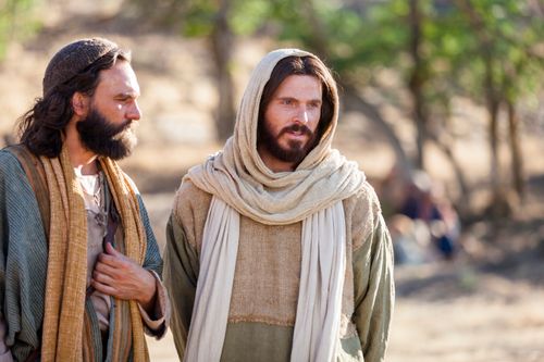 Jesús y Pedro caminan y conversan
