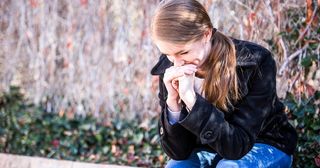 jonge vrouw in gebed