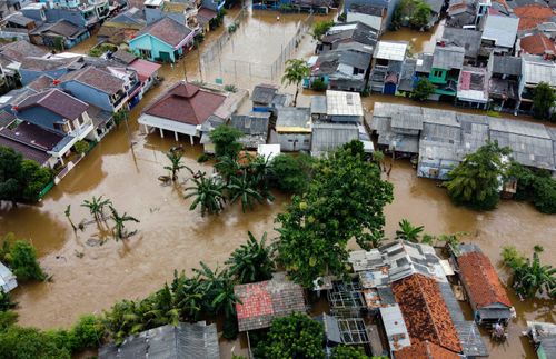 在印尼被洪水淹没的房屋和其他建筑物