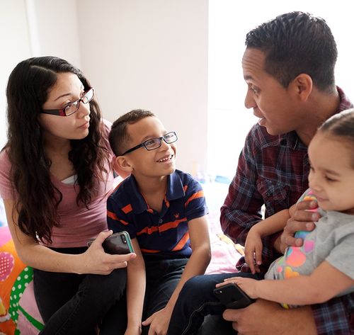 Una familia conversando