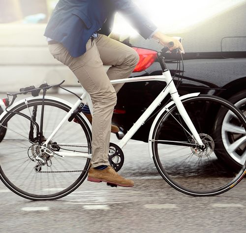 un hombre en bicicleta de camino al trabajo