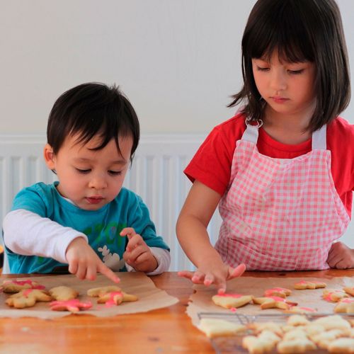 Kinder backen Kekse