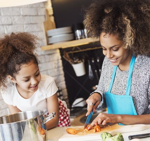 una madre y una hija cocinando