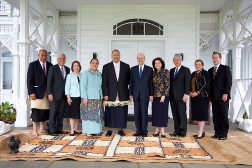 konungur Tonga með kirkjuleiðtogum og fleirum