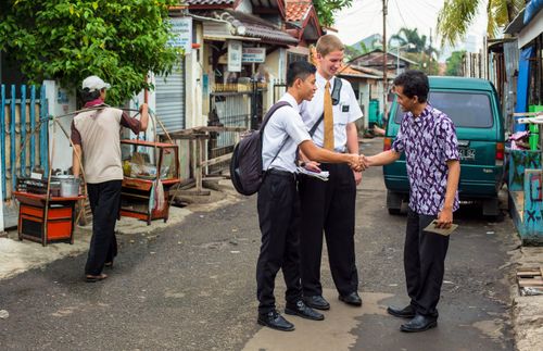 o faifeautalai o loo talanoa i se alii i le auala