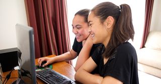 jovens estudando em um computador