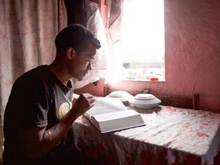 jeune homme en train de lire